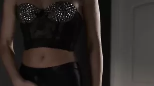 Очаровательные лесбиянки трахаются с секс игрушкой