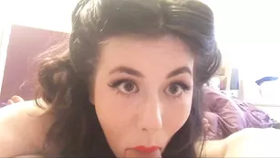 Жаркая дамочка MissPaleGirl отсасывает пенис