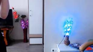 Симпатичная бабенка AliskaComely раздевается на камеру