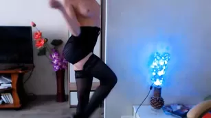 Симпатичная бабенка AliskaComely раздевается на камеру