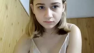 Милая девка Sexwithlelya69 облизывает пальчики ног