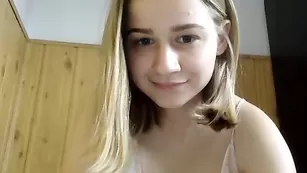 Милая девка Sexwithlelya69 облизывает пальчики ног