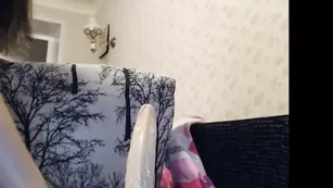 Пылкая шлюшка sweet_candy_lips жестко трахает обе дырки