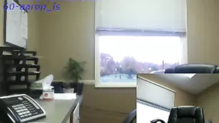 Обворожительная сучка смачно дрочит пизду фаллосом