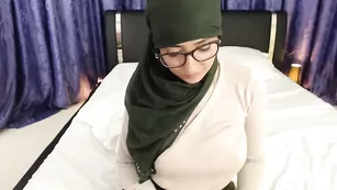 Сексуальная мусульманка ArabianMalikah вертит упругой попой