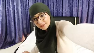 Сексуальная мусульманка ArabianMalikah вертит упругой попой