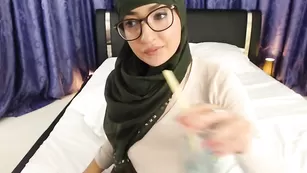 Сексуальная мусульманка ArabianMalikah вертит упругой попой