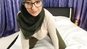 Сексуальная мусульманка ArabianMalikah вертит упругой попой