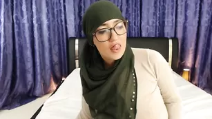 Сексуальная мусульманка ArabianMalikah вертит упругой попой