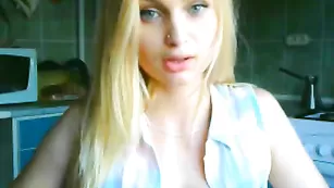 Очаровательная модель Victoriiaaa ласкает натуральные сиськи