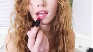 Рыженькая крошка GingerPeach ласкает большие сиськи
