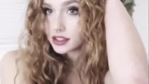 Рыженькая крошка GingerPeach ласкает большие сиськи