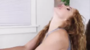 Рыженькая крошка GingerPeach ласкает большие сиськи