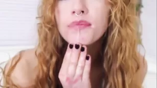 Рыженькая крошка GingerPeach ласкает большие сиськи