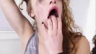 Рыженькая крошка GingerPeach ласкает большие сиськи