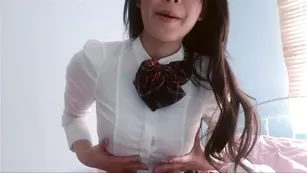 Сексуальная азиатка MissReinaT раздевается и дрочит пизду