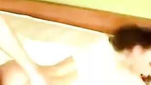 Симпатичная девушка страстно трахается с парнем