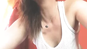 Замечательная дамочка Roxyallyours демонстрирует большие сиськи