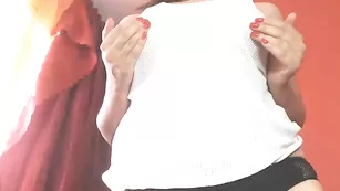 Замечательная дамочка Roxyallyours демонстрирует большие сиськи