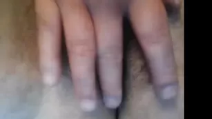 Пикантная женщина seksi_nina смачно трахает пизду