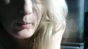 Пылкая чертовка Katy_sexy2016 трахает бритую пизду