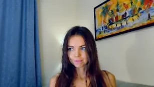 Русская поблядушка GinaRussel эротично позирует в трусиках