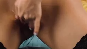 Озорная дамочка lilyeuphoric страстно мастурбирует пизду