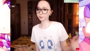 Сексуальная азиатка panda_chan ласкает большие сиськи