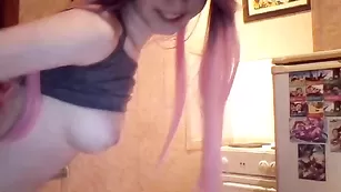 Красивая малышка Pika_chu раздевается на камеру