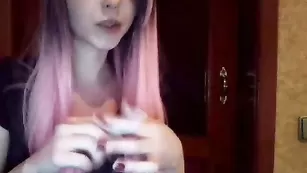 Красивая малышка Pika_chu раздевается на камеру