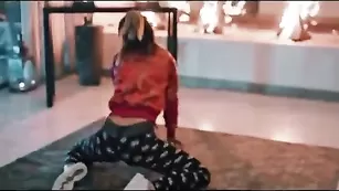 Озорная курва asdasfasf эротично танцует на камеру