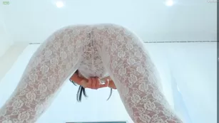 Аппетитная сучка Ceciliaa обнажает бритые дырки