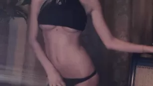 Светловолосая шалава killerstits вертит упругой попой