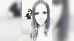 Прелестная модель Brooksy мастурбирует пизду во фри