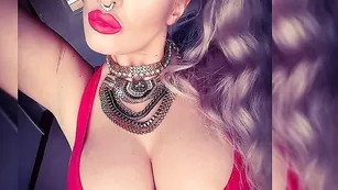 Грудастая шалава Tamaramilano эротично раздевается