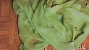 Замечательная брюнетка karolinx00 наминает сочные сиськи