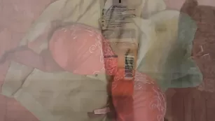 Замечательная брюнетка karolinx00 наминает сочные сиськи