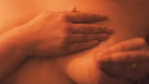 Замечательная брюнетка karolinx00 наминает сочные сиськи