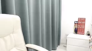 Изящная стерва Micaah показывает красивые сиськи