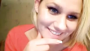 Шикарная блонда jesydiamond нежно дрочит киску