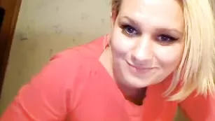 Шикарная блонда jesydiamond нежно дрочит киску