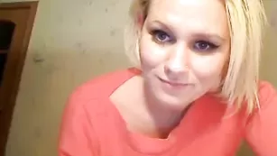 Шикарная блонда jesydiamond нежно дрочит киску