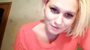 Шикарная блонда jesydiamond нежно дрочит киску