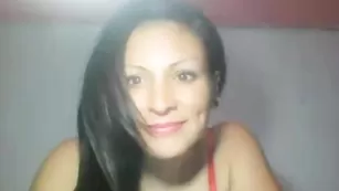 Симпатичная брюнетка Nathalia_doll ласкает большие сиськи