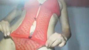 Симпатичная брюнетка Nathalia_doll ласкает большие сиськи