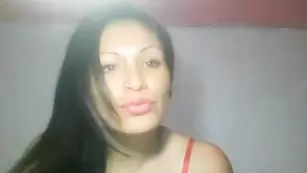 Симпатичная брюнетка Nathalia_doll ласкает большие сиськи
