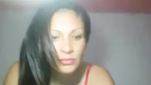 Симпатичная брюнетка Nathalia_doll ласкает большие сиськи