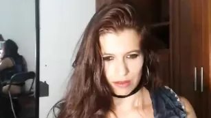 Темноволосая путана Smilehot25 общается в чате