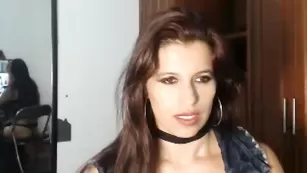 Темноволосая путана Smilehot25 общается в чате