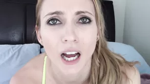 Грудастая блонда HaleyRyder смачно дрочит пизду